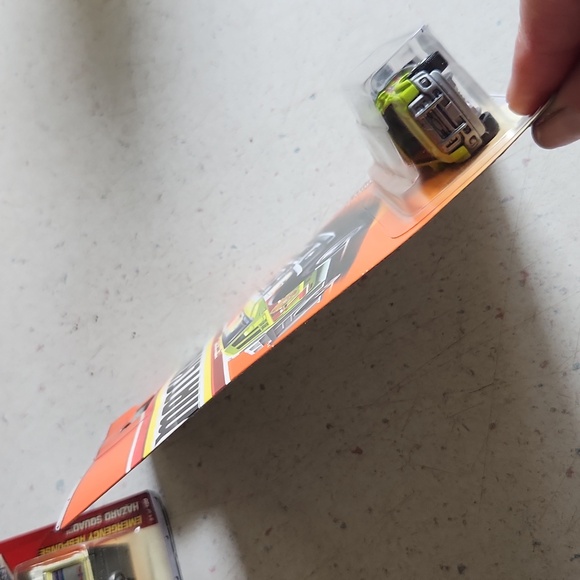 Matchbox 2011 Emergency Response Ford F-250 Super Duty Fire Truck - Picture 3 of 3